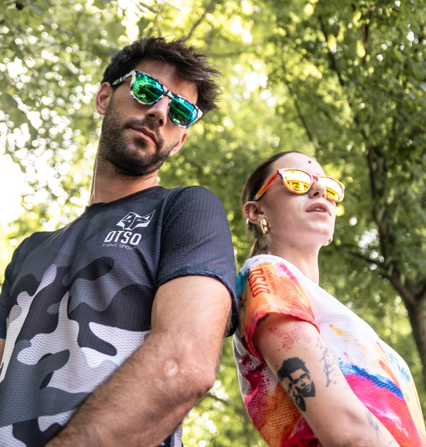 Couple portant lunettes de soleil OTSO