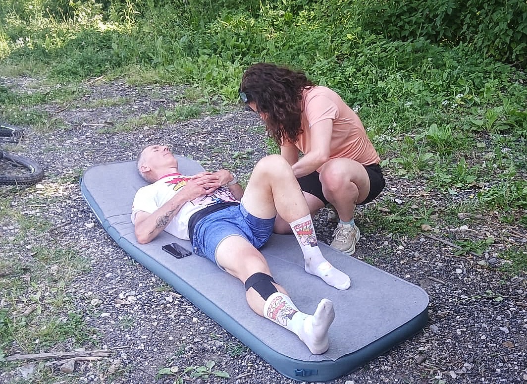 Séance d'Ostéopathie en pleine nature lors du FKT GR70 Chemin de Stevenson